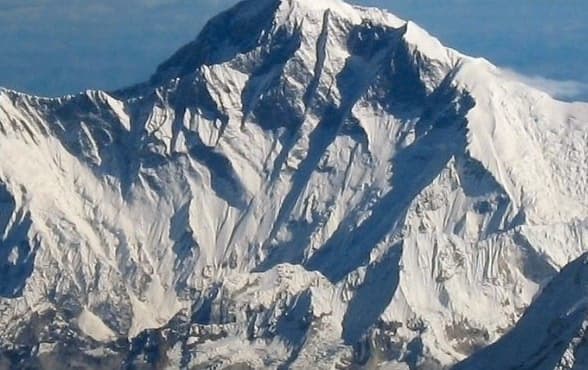 Everest Death Zone: Oxygen Levels, Risks & Survival (2026)